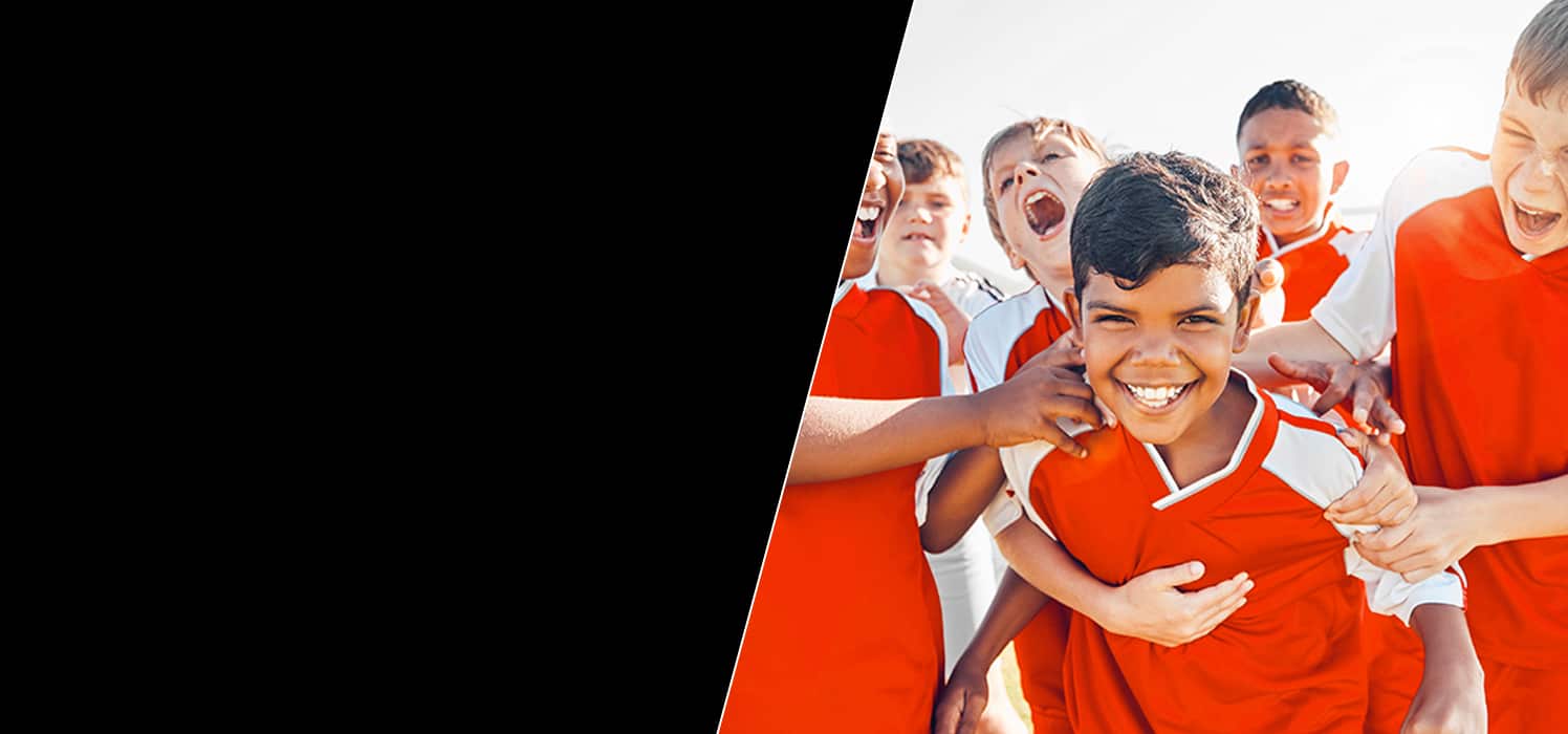 Niños participando en sesión de entrenamiento funcional en FB Training, Miami