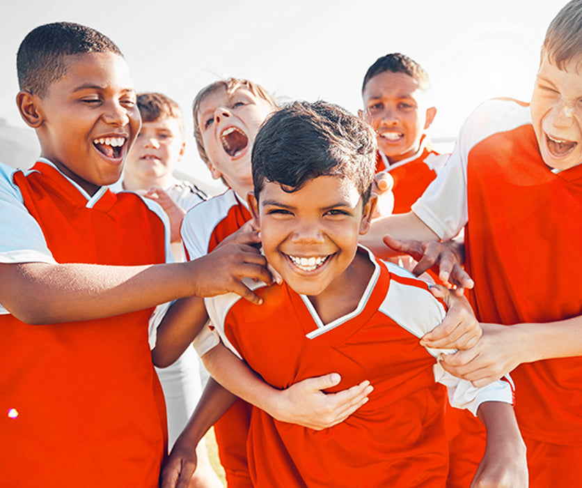 Niños participando en sesión de entrenamiento funcional en FB Training, Miami